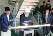 Photo of سیدنا امیر المومنین حضرت خلیفۃ المسیح الخامس ایدہ اللہ تعالیٰ بنصرہ العزیز کے دستِ مبارک سے شعبہ تاریخِ احمدیت کی ویب سائٹ کا اجرا